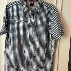 Men’s Columbia short sleeve casual button shirt.